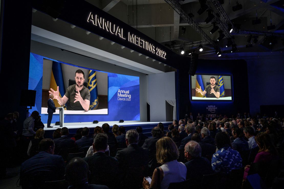 El presidente de Ucrania, Volodymyr Zelensky, aparece en una pantalla gigante durante su intervención por video conferencia en el marco de la reunión anual del Foro Económico Mundial (FEM) en Davos, Suiza, el 23 de mayo.