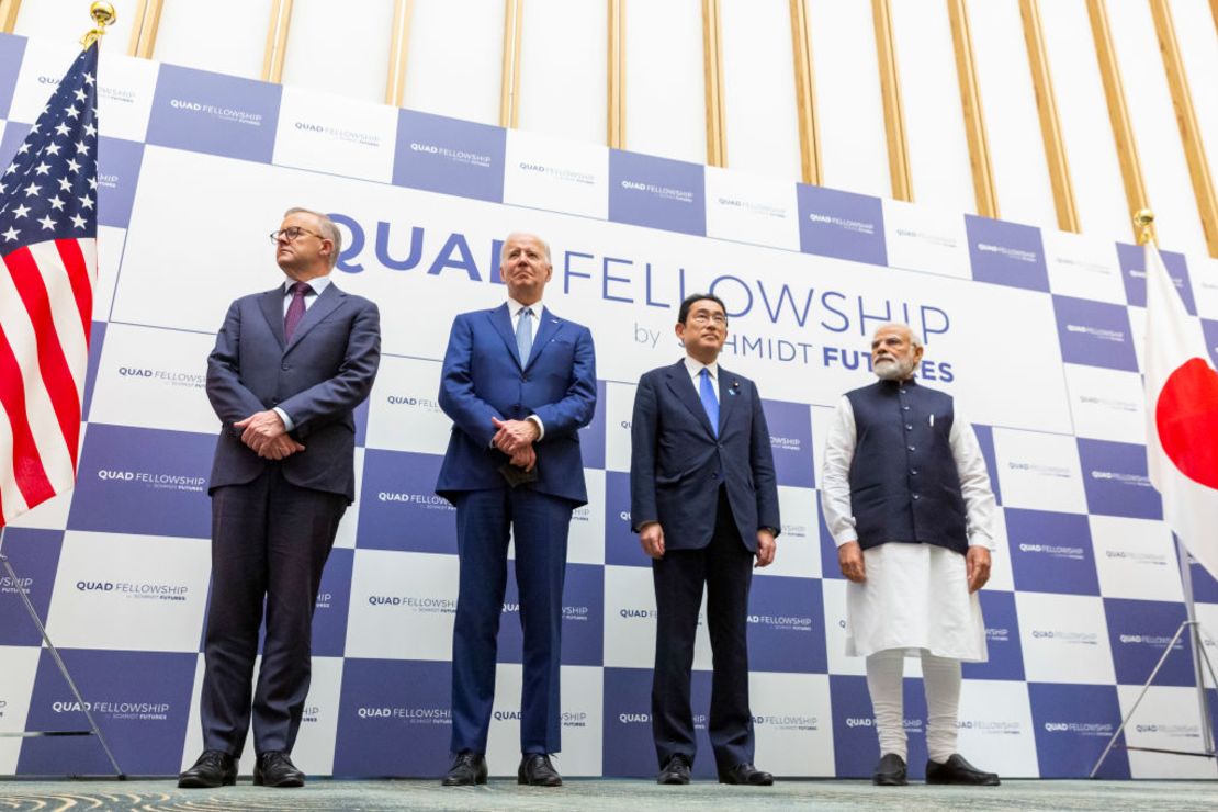 (De izquierda a derecha) El primer ministro de Australia, Anthony Albanese; el presidente de EE.UU., Joe Biden; el primer ministro de Japón, Fumio Kishida; y el primer ministro de India, Narendra Modi, asisten al acto de celebración de la fundación de la Quad Fellowship el 24 de mayo de 2022 en Tokio, Japón.