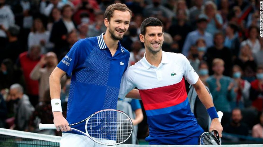 La estrella del tenis ruso Daniil Medvedev y Novak Djokovic durante la final del Rolex Paris Masters 2021 el pasado 7 de noviembre.