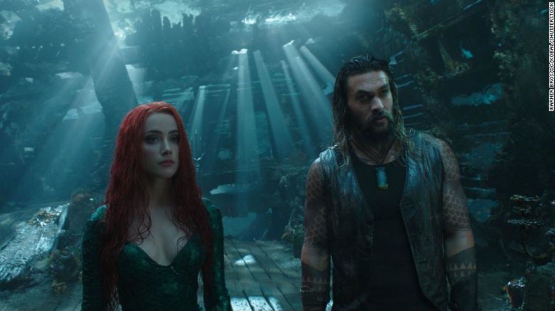 Amber Heard como Mera y Jason Momoa como Aquaman la película de 2018, “Aquaman”.