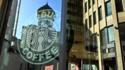 CNNE 1212508 - starbucks se va de rusia para siempre