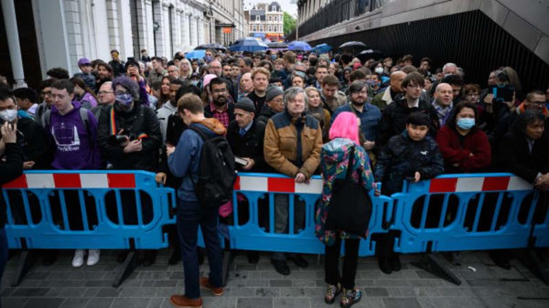 Línea elizabeth: se abre un nuevo y enorme tren subterráneo en lo profundo de londres | cnn