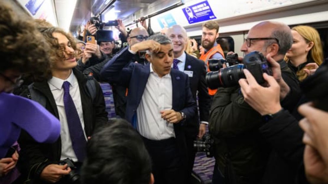 El alcalde de Londres, Sadiq Khan, finge secarse la frente con alivio cuando los primeros trenes de la línea Elizabeth salen a tiempo.Imágenes de Leon Neal/Getty