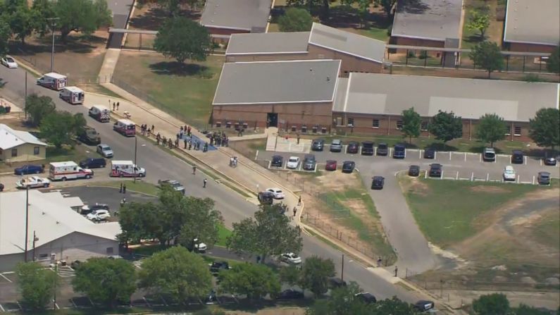 24 de mayo de 2022 - Al menos 19 niños y dos maestros murieron en un tiroteo en la Escuela Primaria Robb en Uvalde, Texas.