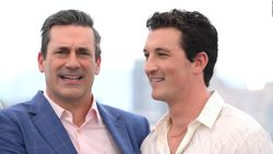 CNNE 1212750 - miles teller y jon hamm hablan sobre su participacion en "top gun