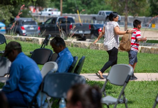 Una mujer y un menor salen del Centro Cívico de Uvalde el martes. William Luther/San Antonio Express-News/Zuma