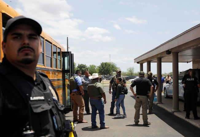 Una menor sube a un autobús escolar el martes bajo la vigilancia de la policía. La Escuela Secundaria Robb tuvo 535 estudiantes en el año escolar 2020-21, según datos estatales. Alrededor del 90% de los estudiantes son hispanos y alrededor del 81% tienen desventajas económicas, según muestran los datos. El jueves iba a ser el último día de clases antes de las vacaciones de verano. Marco Bello/Reuters