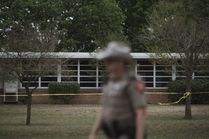 Un policía estatal de Texas camina afuera de la Escuela Primaria Robb, donde ocurrió el tiroteo. Eric Thayer/Bloomberg/Getty Images