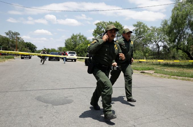 Personal policial corre cerca del lugar del tiroteo. La Oficina de Aduanas y Protección Fronteriza de EE.UU., que es la agencia policial más grande en el área, ayudó con la respuesta al incidente. Marco Bello/Reuters