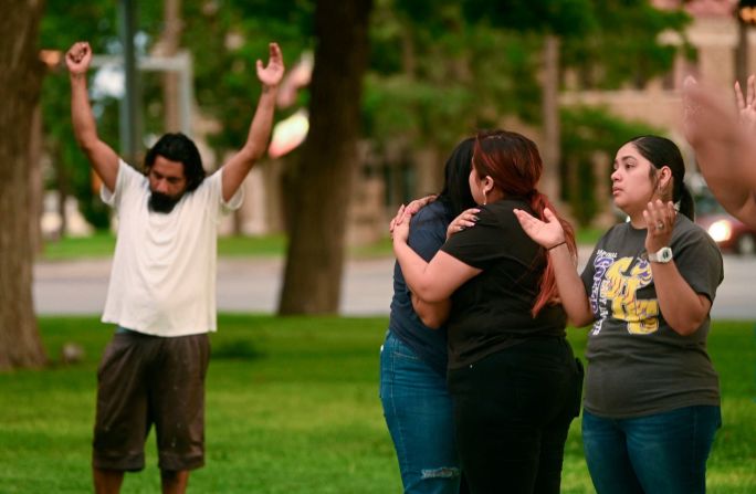 La gente se consuela afuera del Centro Cívico en Uvalde. Dario Lopez-Mills/AP