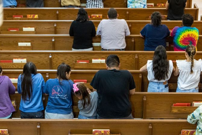 La gente reza el martes por la noche en la Iglesia del Sagrado Corazón en Uvalde. William Luther/AP