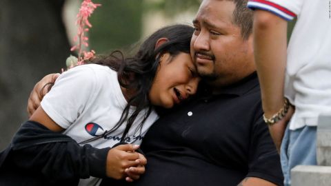 La gente reacciona afuera del Centro Cívico Ssgt Willie de León, donde los estudiantes fueron transportados después del tiroteo en la escuela en Uvalde, Texas, el martes 24 de mayo. Marco Bello/Reuters