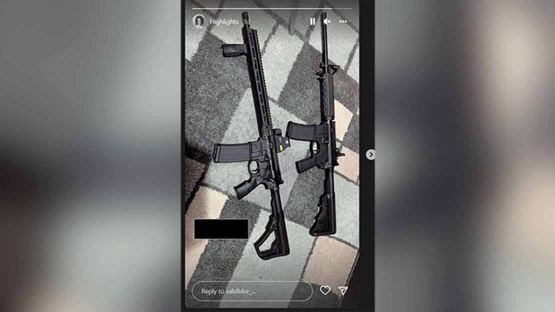 Una foto de dos rifles estilo AR15 apareció en una cuenta de Instagram vinculada al presunto atacante de Uvalde solo tres días antes de la masacre del martes en la escuela primaria Robb. CNN ocultó parte de la imagen para eliminar el nombre de un tercero.