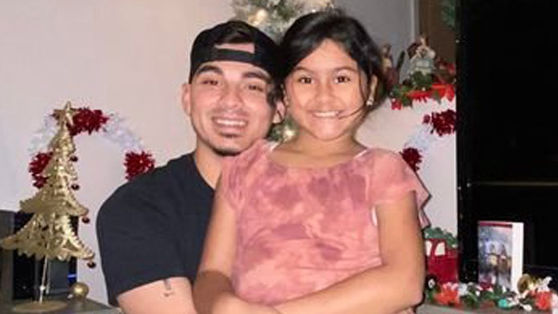 Amerie Jo Garza en los brazos de su padre Angel Garza