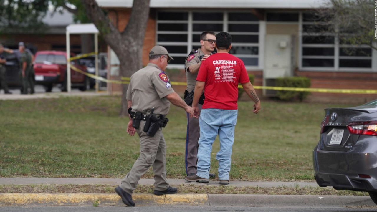 CNNE 1213227 - tiroteo en texas- revelan que atacante se encerro en un salon y disparo