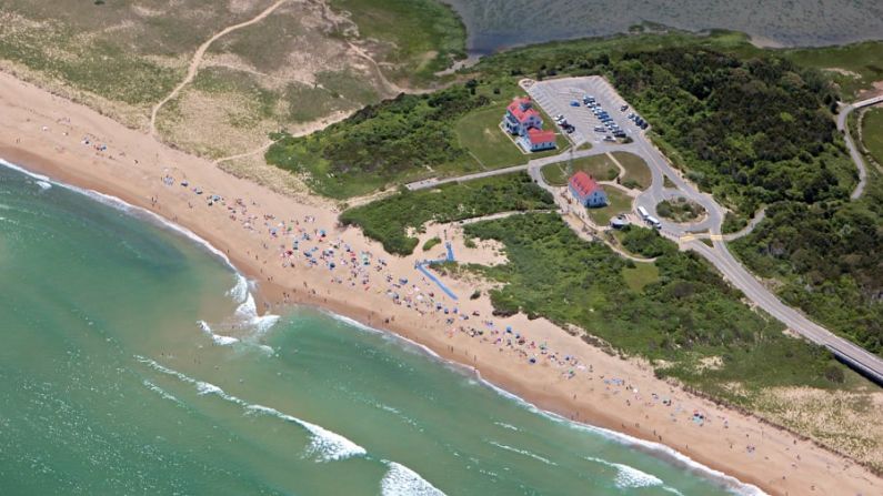 10. Playa de la Guardia Costera, Cape Cod, Massachusetts: la antigua estación de los guardacostas ofrece unas vistas espectaculares sobre las aguas bravas. Presta atención a las banderas rojas que advierten de la presencia de tiburones y sigue las indicaciones de los socorristas, advierte el Dr. Beach. Crédito: Christopher Seufert/Adobe Stock