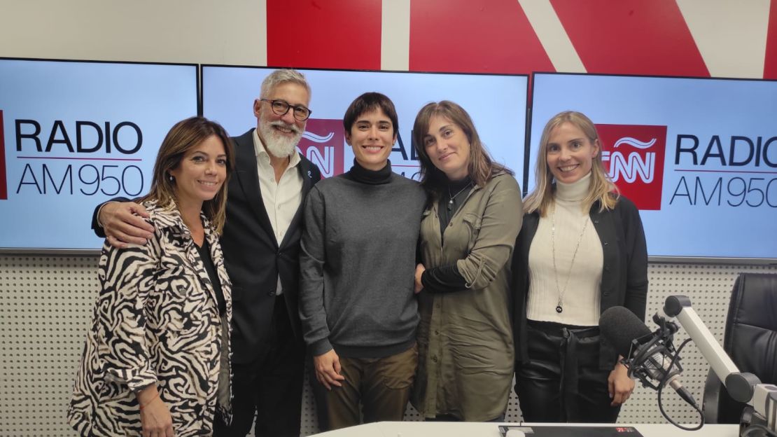 La actriz colombiana Carolina Ramírez en los estudios de CNN Radio Argentina junto al equipo de Los Primeros de la Tarde.