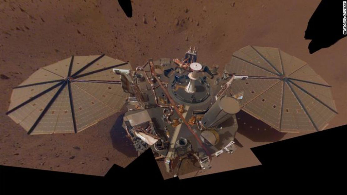 La segunda selfie completa de InSight, compuesta por múltiples imágenes tomadas en marzo y abril de 2019, muestra la acumulación de polvo en los es solares.