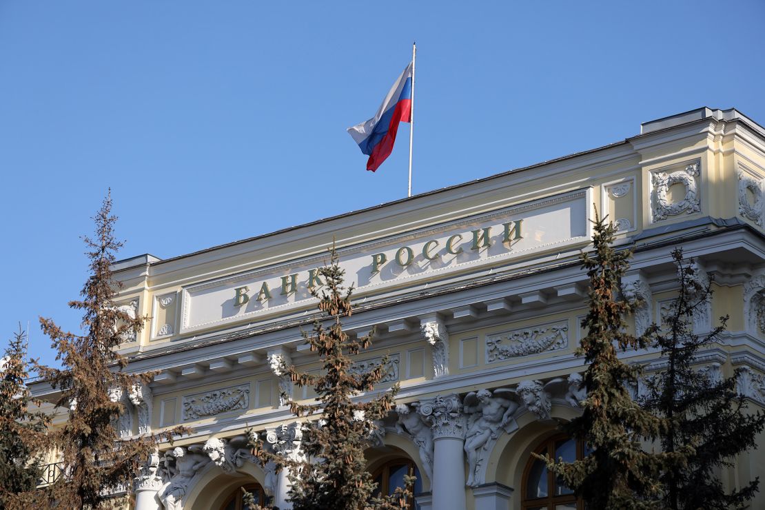 Una bandera nacional rusa sobre la sede del Banco Rossii, el banco central de Rusia, en Moscú, Rusia, el 28 de febrero.