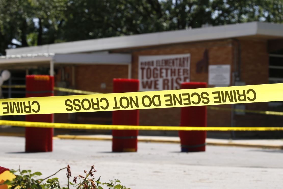 Vista general de la Escuela Primaria Robb tras el tiroteo masivo de ayer 25 de mayo de 2022 en Uvalde, Texas, Estados Unidos. El martes, Salvador Ramos habría matado a 19 estudiantes y 2 profesores en un tiroteo masivo antes de ser abatido por las fuerzas del orden en la Robb Elementary School. El tiroteo en la escuela es uno de los más mortíferos de la historia de Estados Unidos desde la masacre de Columbine en Colorado en 1999 y, según las fuentes, "el 27º tiroteo masivo de este año".