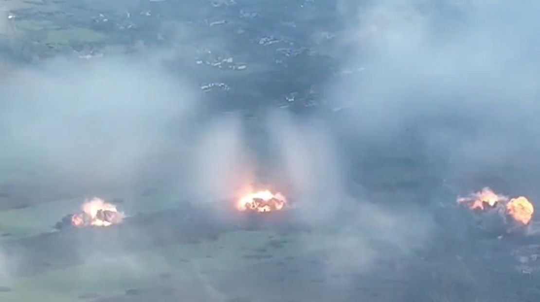 Una captura de un video publicado por las Fuerzas Armadas de Ucrania que muestra el impacto devastador de los proyectiles de un TOS-1A ruso que impactan en las posiciones ucranianas cerca de Novomykhailivka, en la región de Donetsk, el 26 de mayo.