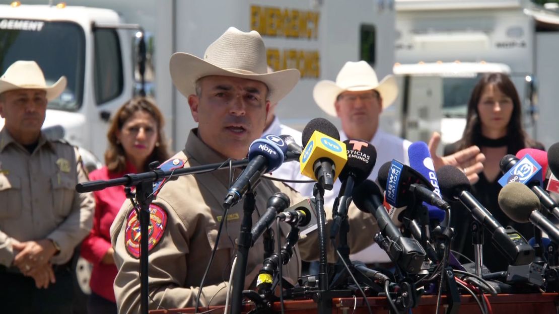 Victor Escalon habla en una conferencia de prensa en Uvalde, Texas, el 26 de mayo.