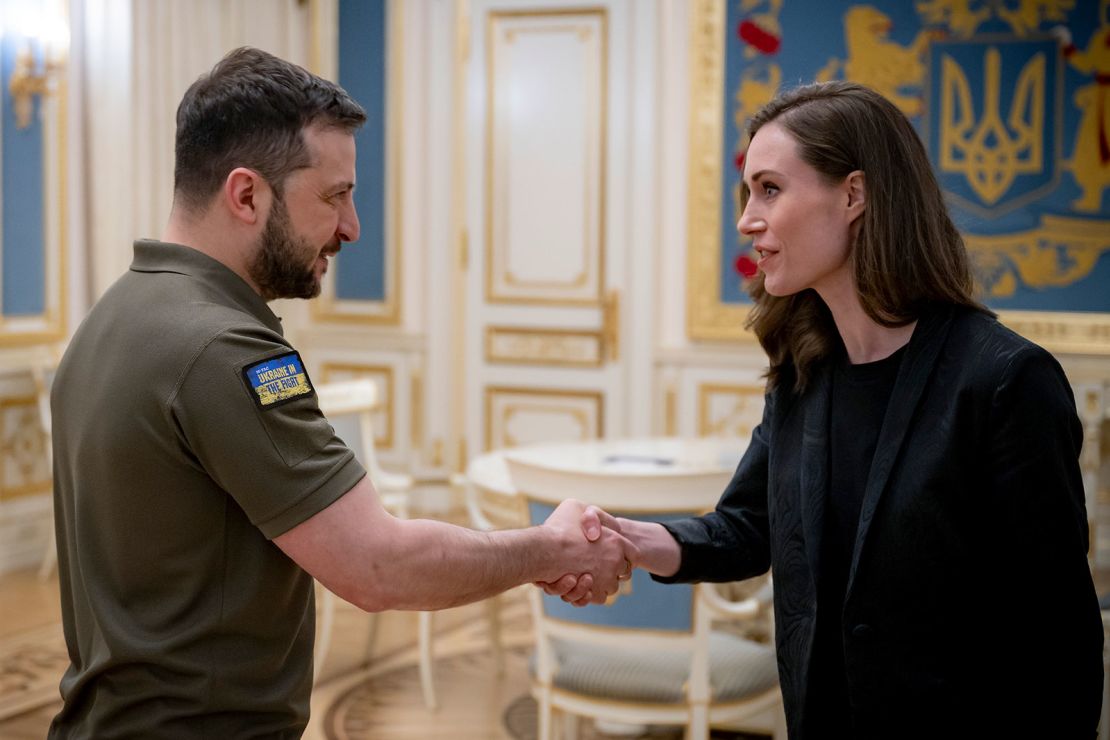 El presidente de Ucrania, Volodymyr Zelensky, a la izquierda, se reúne con la primera ministra de Finlandia, Sanna Marin, en Kyiv, Ucrania, el jueves 26 de mayo.