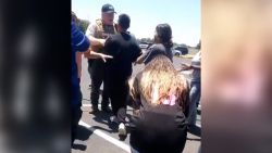 CNNE 1214185 - video muestra a padres frustrados con la policia en la escena del tiroteo en texas