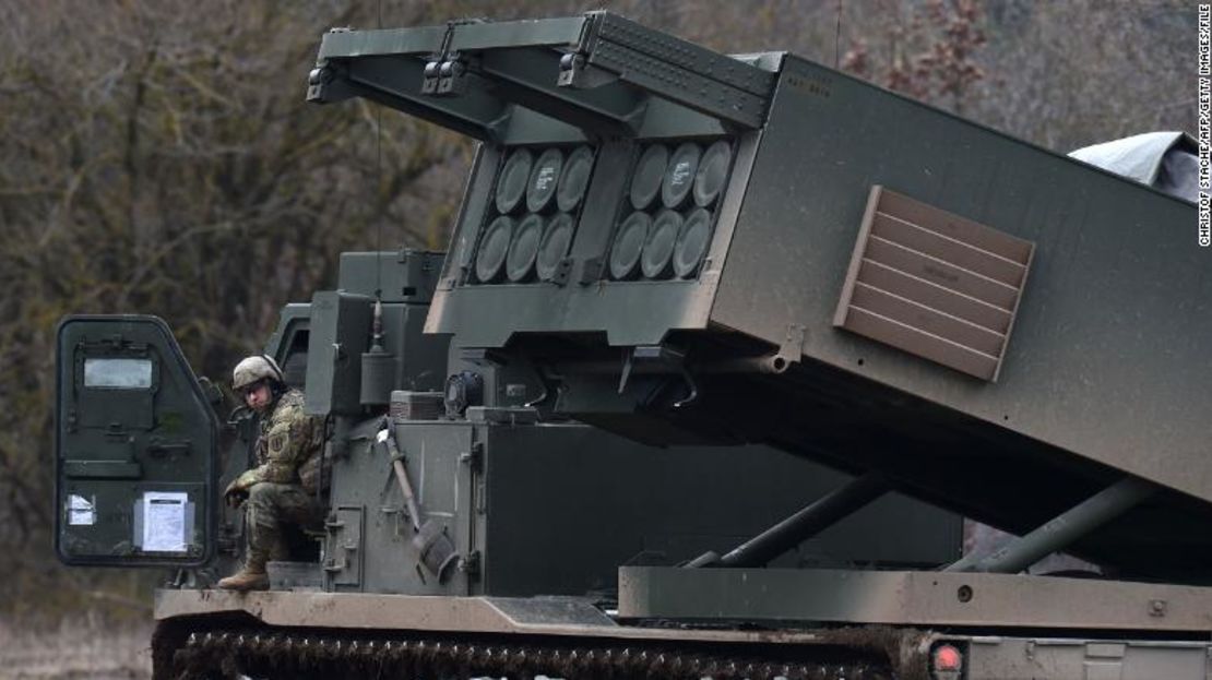 En esta foto de archivo de 2020, un soldado estadounidense se sienta junto a un Sistema de Cohetes de Lanzamiento Múltiple (MLRS, por sus siglas en inglés) después de un evento de fuego real de la 41ª Brigada de Artillería de Campo del Ejército de Estados Unidos en Europa, en Alemania.