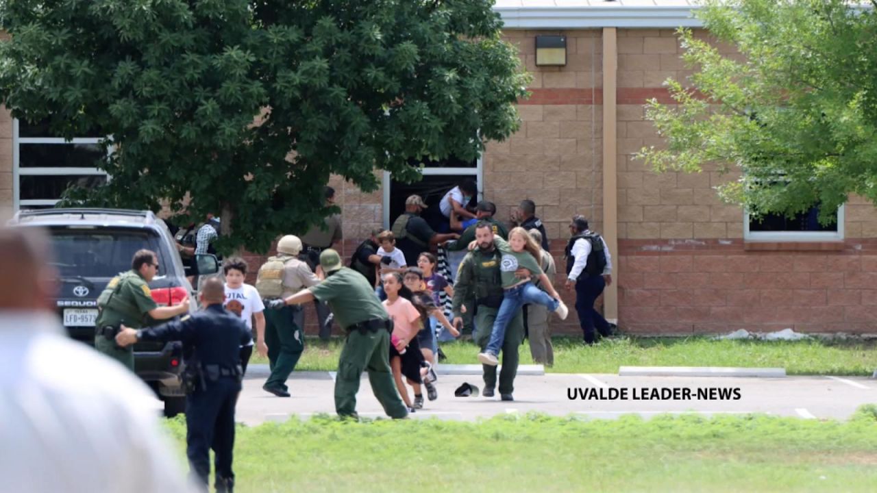 CNNE 1214219 - imagenes capturan momentos de la masacre en texas