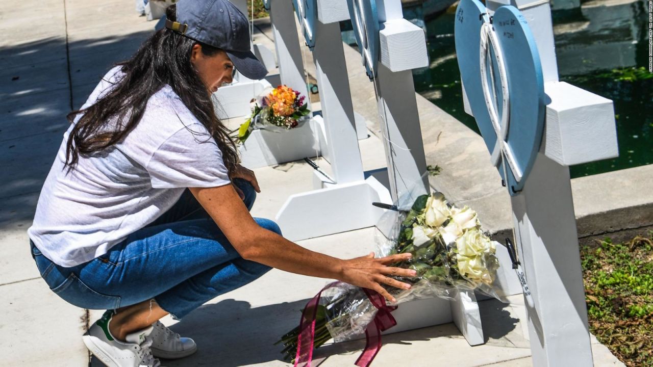 CNNE 1214299 - duquesa de sussex visita texas para ofrecer condolencias