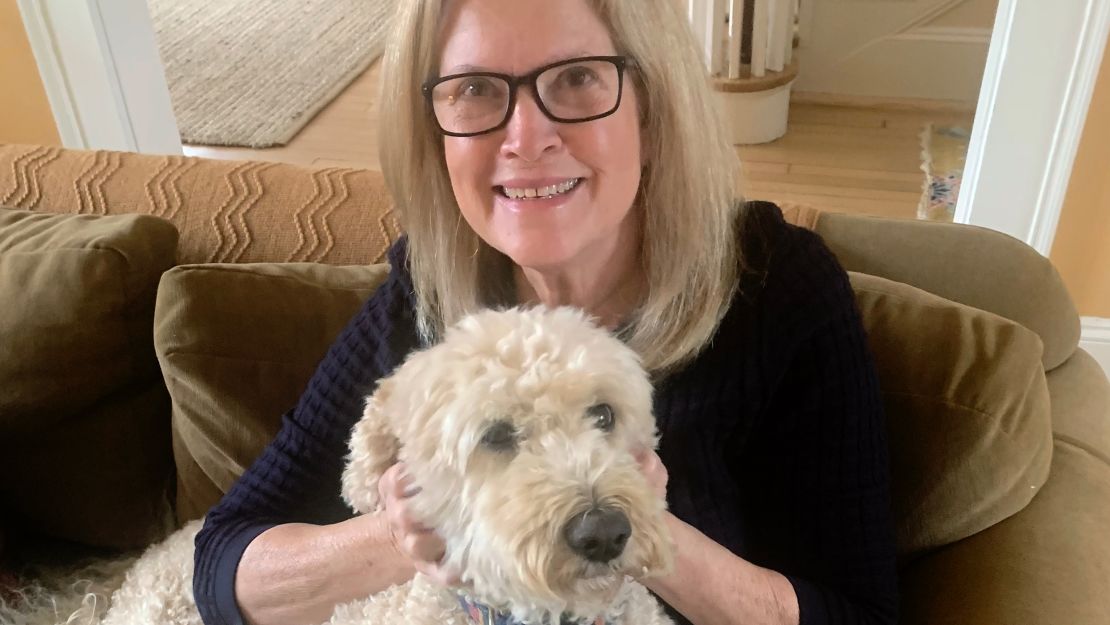 Mary Brittingham, con su perro Alfie, ha experimentado tres episodios de síndrome del corazón roto.