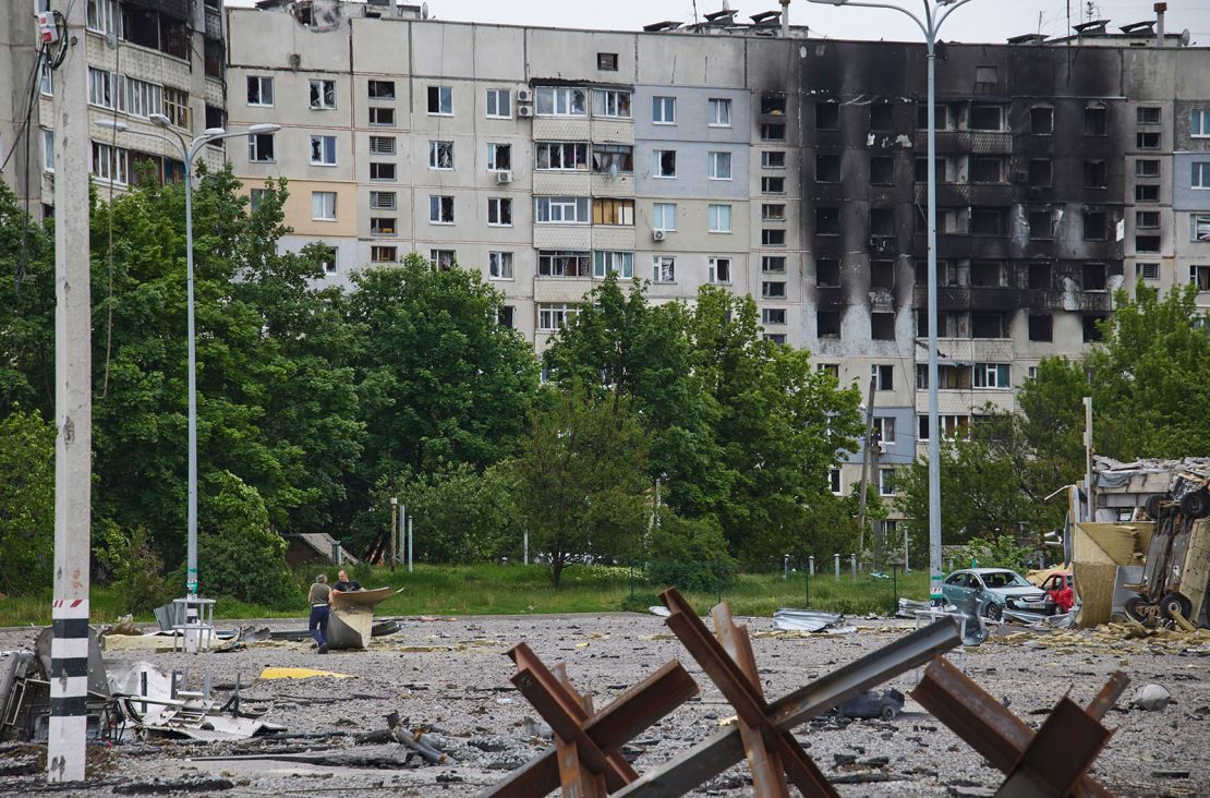 Un edificio residencial dañado se ve en Járkiv, Ucrania, el 26 de mayo.