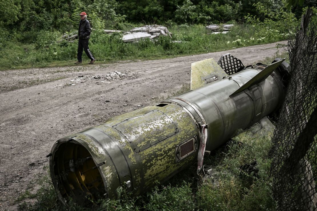 Un hombre camina cerca de los restos de un misil en la ciudad de Lisichansk, en el este de Ucrania, el 26 de mayo.