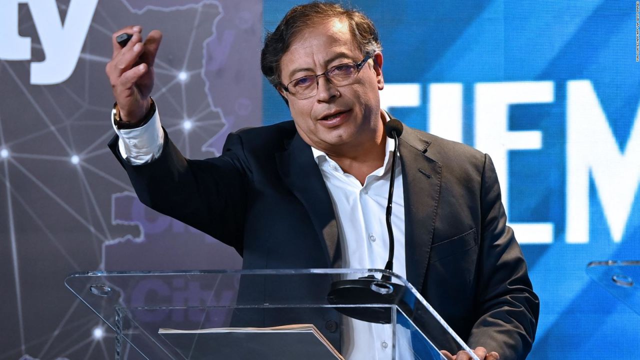 CNNE 1214633 - "no queda muy claro su compromiso con la democracia" dice brian winter, editor de americas quarterly sobre gustavo petro