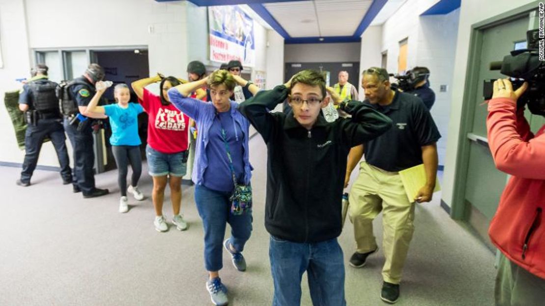 Los estudiantes participan en un ejercicio de entrenamiento de respuesta a un atacante armado en una escuela secundaria de Fountain, Colorado, en 2017.