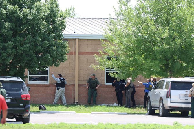 La policía trabaja cerca de una ventana de la escuela antes de ayudar a los niños. Pete Luna/Uvalde Leader-News