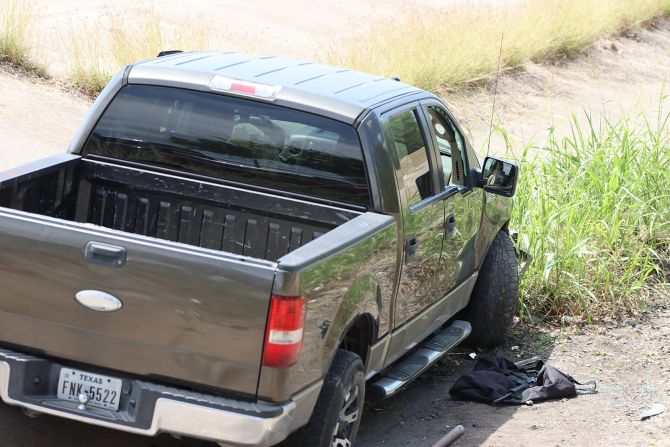 El atacante Salvador Ramos, de 18 años, estrelló su camioneta en una zanja cerca de la escuela, dijo el director regional de DPS, Víctor Escalón, durante una conferencia de prensa el jueves. Ramos salió de la camioneta con un rifle y una bolsa, agregó Escalón. Pete Luna/Uvalde Leader-News