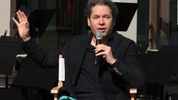 CNNE 1214743 - gustavo dudamel descubre el lenguaje del alma gracias a los sordos