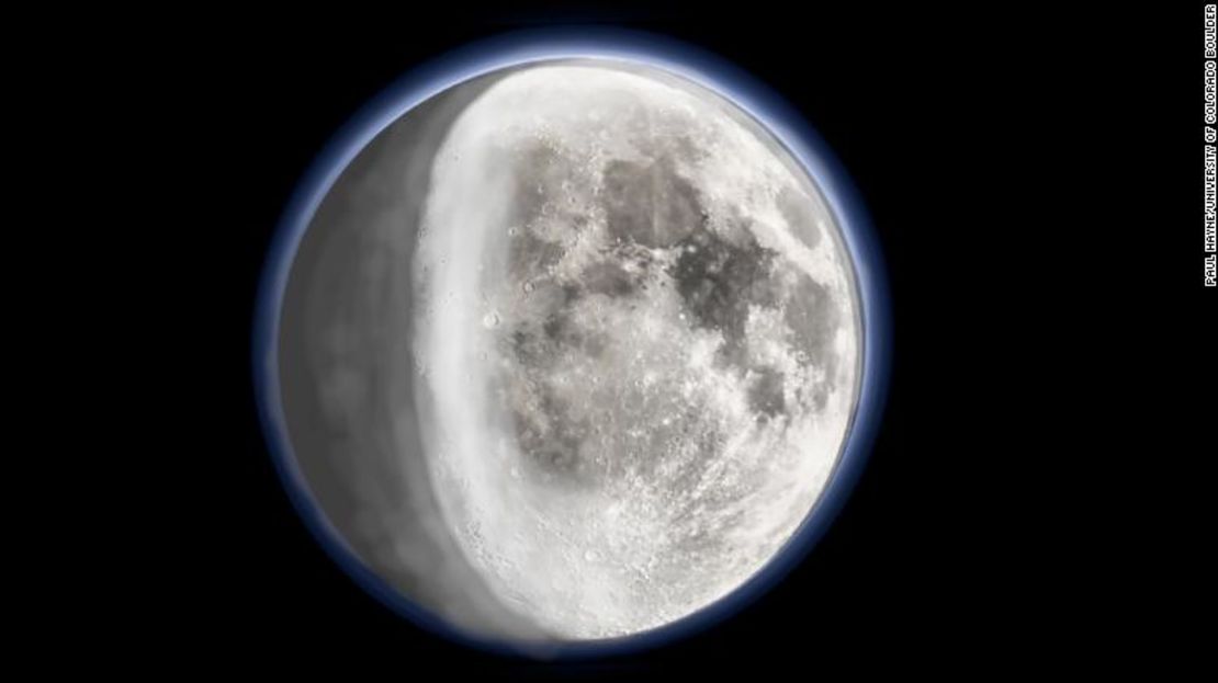 Esta representación muestra el aspecto de la escarcha que pudo formarse en la superficie de la Luna hace miles de millones de años.