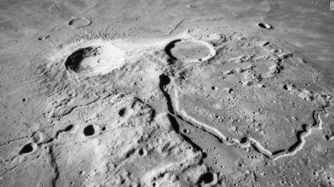 Los científicos creen que el Valle de Schroeter (también llamado Valle de Schröter) fue creado por la lava liberada por erupciones volcánicas en la superficie lunar.
