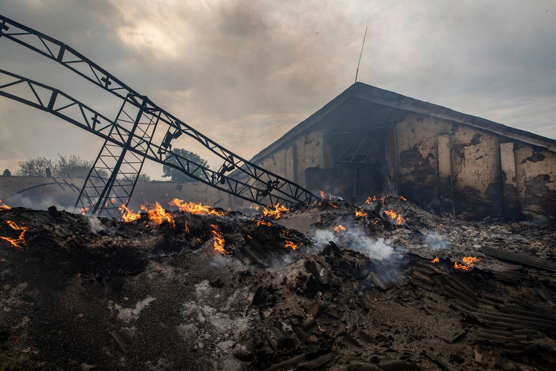 Un silo de grano en la ciudad de Sivers'k, en la región oriental de Donbás, fue destruido por los bombardeos rusos el 25 de mayo. La región ha estado bajo fuertes ataques.