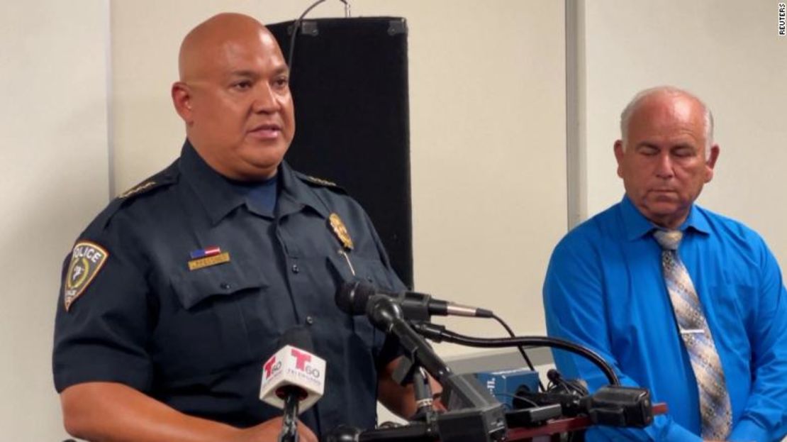 El jefe de policía del distrito escolar de Uvalde, Pedro "Pete" Arredondo, habla durante una conferencia de prensa el 24 de mayo.