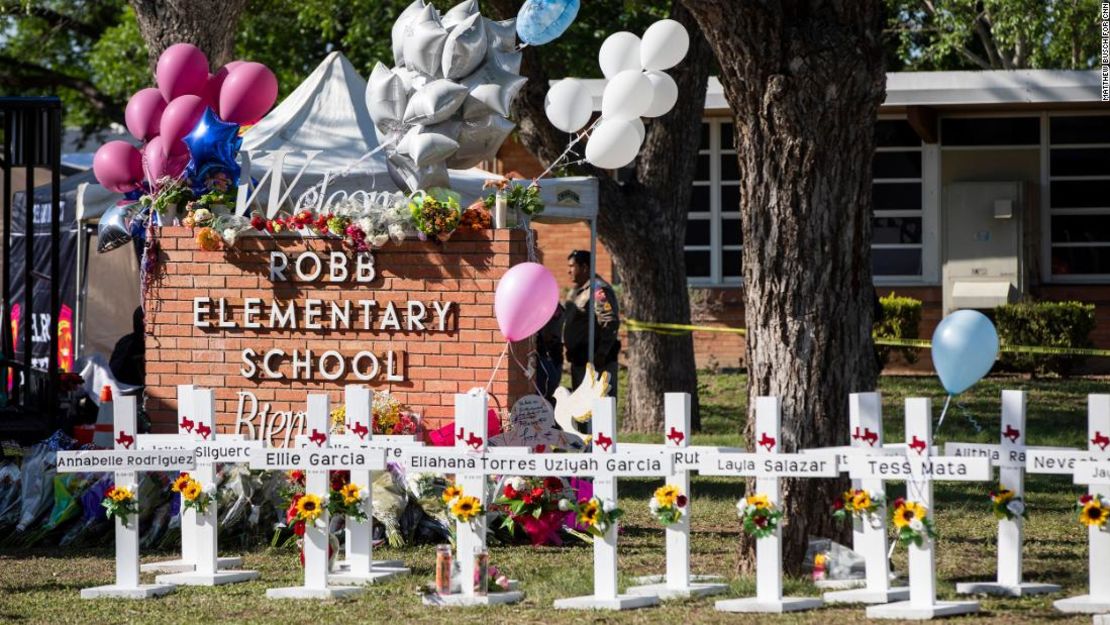 Los nombres de los 19 niños y dos maestros asesinados están escritos en cruces frente a la escuela.