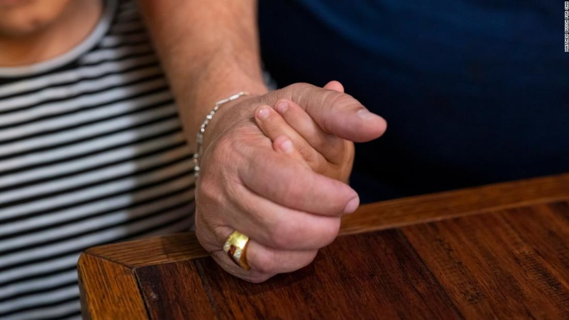 Juan Martinez, de 66 años, a la derecha, toma de la mano a su nieta Jillian Martinez, de 7 años, a la izquierda, en el restaurante de Martinez, Town House, el jueves.