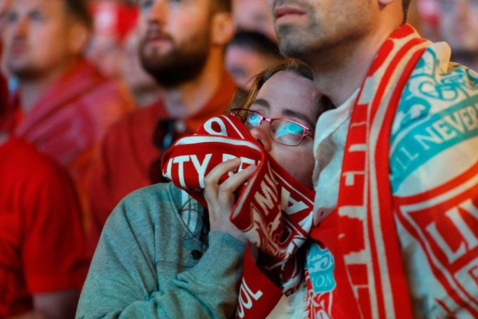 Una seguidora del Liverpool FC reacciona después del primer gol del Real Madrid cerca de la Place de la Nation en París el 28 de mayo de 2022.