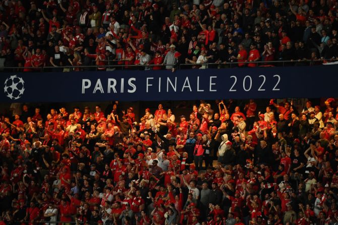 Los aficionados del Liverpool muestran su apoyo durante el partido final de la UEFA Champions League.