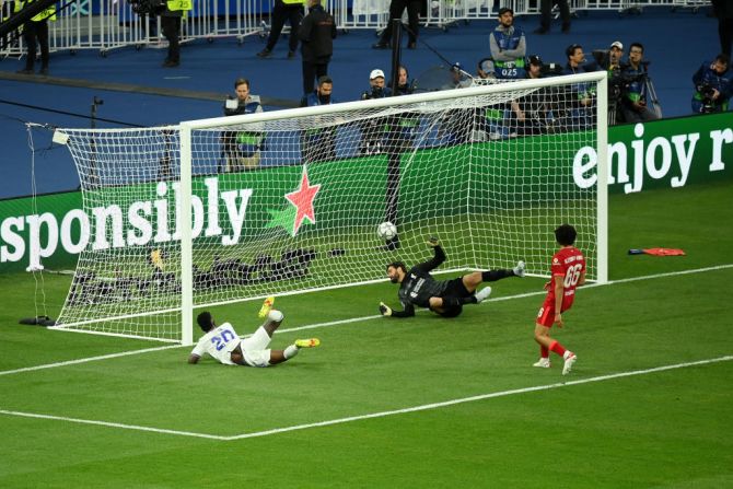 Vinicius Junior del Real Madrid marca el primer gol de su equipo.