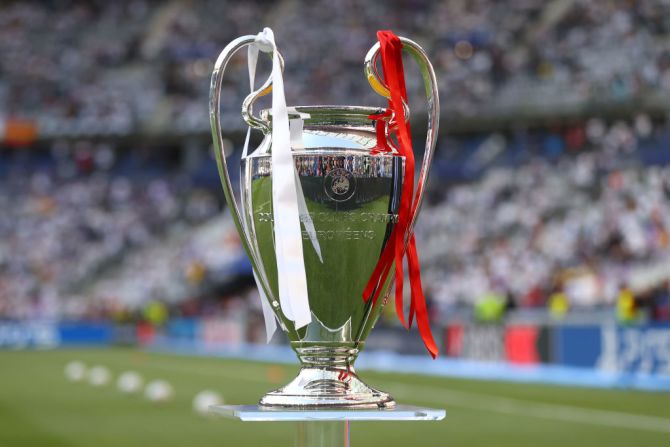 Una vista detallada del Trofeo de la Liga de Campeones de la UEFA en un pedestal antes del partido final de la Liga de Campeones de la UEFA entre el Liverpool FC y el Real Madrid en el Stade de France el 28 de mayo de 2022 en París, Francia.