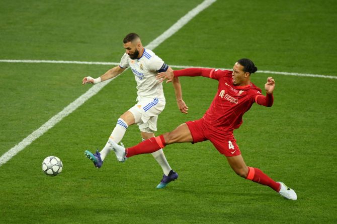 Karim Benzema del Real Madrid es desafiado por Virgil van Dijk de Liverpool en los primeros minutos del partido.